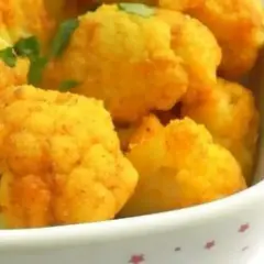 Złocisty kalafior zapiekany w piekarniku, smakuje jak niebo w gębie. Chrupiące różyczki z przyprawami.