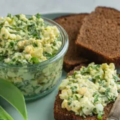 Jajeczna pasta z czosnkiem niedźwiedzim na ciemnym chlebie. Idealna do kanapek, proste przepisy na wiosnę.