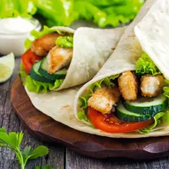Dwa pyszne wrapy z kurczakiem, warzywami i sosem. To właśnie jest tortilla – idealna na szybki posiłek.