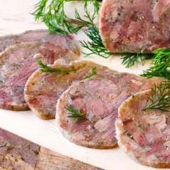 Pokrojona głowizna z koprem na desce. Smaczna, tradycyjna potrawa.