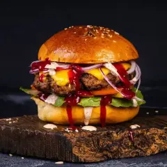 Pyszny, soczysty burger z serem, cebulą i sosem. Idealny na prawdziwe burgery przepis.