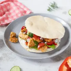 Pyszny kebab z kurczakiem, warzywami i sosem. Idealne kebab składniki na szybki posiłek.