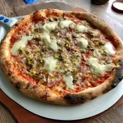 Pyszna pizza z grilla, z chrupiącym brzegiem, roztopionym serem i kolorowymi dodatkami, gotowa do podania.