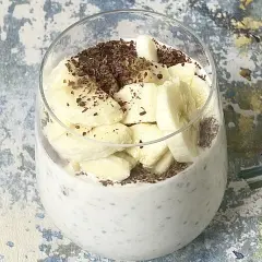Pyszny deser z chia z jogurtem, bananem i czekoladą. Idealny na zdrowe śniadanie lub przekąskę.