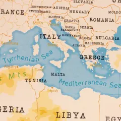 Mapa ukazuje kraje nad Morzem Śródziemnym: Hiszpanię, Francję, Włochy, Grecję, Turcję, Cypr, Liban, Izrael, Egipt, Libię, Tunezję, Algierię.