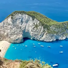 Zakynthos: jakie morze? Turkusowe wody otaczają białe klify i plażę Navagio, pełną łodzi i turystów.