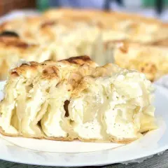 Pyszny burek przepis z gotowego ciasta filo, z kremowym nadzieniem serowym, idealny na śniadanie.
