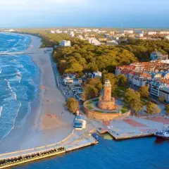 Idealny weekend nad morzem: plaża, molo, latarnia morska i urokliwe miasteczko.
