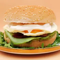 Pyszny burger z jajkiem sadzonym, awokado i rukolą. Idealny pomysł na to, co do burgera.