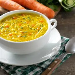 Aromaticzny rosół z makaronem i marchewką, idealny na chłodne dni. Odrobina octu do rosołu podkreśli jego smak.