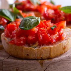 Bruschetta oryginalny przepis: chrupiące grzanki z pomidorami i bazylią. Idealna przekąska.