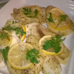 Filety z tilapii z cytryną i pietruszką. Czy tilapia ma ości? Zazwyczaj nie, co czyni ją idealną rybą na obiad.