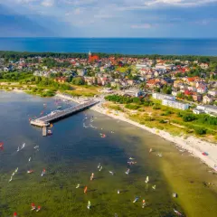 Jastarnia tętni życiem! Wiatr i słońce sprzyjają wodnym sportom, a plaża zaprasza do relaksu. Idealne miejsce na letnie imprezy i aktywny wypoczynek.