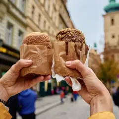 Praga co zjeść? Dwa tradycyjne trdelniki, jeden w cukrze, drugi w czekoladzie z orzechami, idealne na spacer po Starym Mieście.