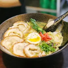 Katowice: Gdzie zjeść? Od rolady po ramen Twój przewodnik!