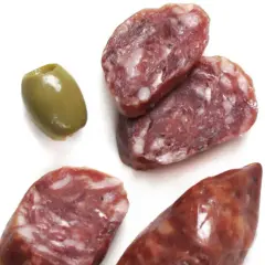 Kawałki salsiccia, czyli włoskiej kiełbasy, i zielona oliwka.