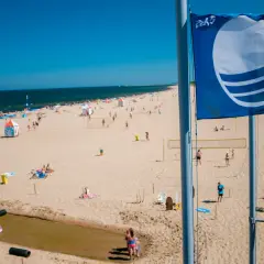 Czysty Bałtyk? Poznaj plaże z Błękitną Flagą i monitoringiem Sanepidu
