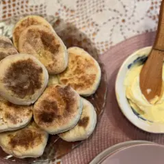 Stos świeżo upieczonych proziaków, gotowych do posmarowania masłem. To sprawdzony przepis na pyszne, domowe wypieki.