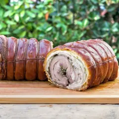 Dwa pieczone rolady wieprzowe, idealne do porchetta przepis. Skórka chrupiąca, wnętrze soczyste, z ziołami.