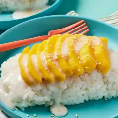 Pyszny deser mango sticky rice przepis. Kleisty ryż z kawałkami mango, polany mlekiem kokosowym i posypany sezamem.