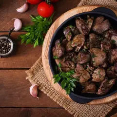 Smażona wątróbka drobiowa z pietruszką, czosnkiem i pieprzem. Wątróbka drobiowa właściwości odżywcze czynią ją zdrowym posiłkiem.