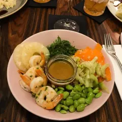 Kraków co zjeść? Kolorowa miska z krewetkami, ananasem, edamame i sosem. Idealna na lekki posiłek.