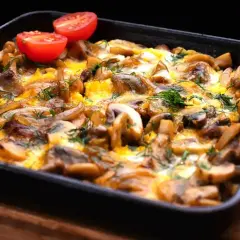 Zapiekanka z pieczarkami, jajkiem i pomidorkami. Czy pieczarki są ciężkostrawne? Ta pyszna potrawa wygląda na lekką i apetyczną.