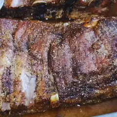 Mięciutkie żeberka pieczone w sosie własnym, idealne na rodzinny obiad.