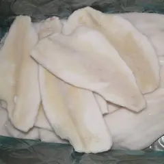 Mrożone filety rybne, w tym limanda, są zdrowym wyborem. Delikatne, białe mięso ryby wygląda apetycznie.