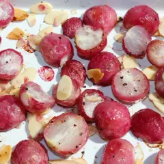 Pieczona rzodkiewka z czosnkiem i pieprzem, gotowa do podania.