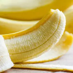 Banan, częściowo obrany, kusi swoim żółtym kolorem. Zastanawiasz się, ile potasu ma banan? Ten owoc to świetne źródło tego cennego minerału.