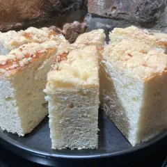 Puszyste ciasto drożdżowe na dużą blachę, pokrojone w kostkę, z kruszonką. Idealne na rodzinne spotkanie.