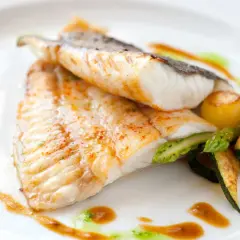 Delikatny turbot smakuje wybornie z pieczonymi warzywami i aromatycznym sosem.