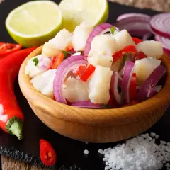 Pyszne ceviche co to? Świeża ryba, chili, czerwona cebula i limonka w drewnianej misce.