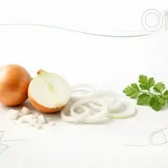 Cała i przekrojona cebula, pokrojona w krążki i kostkę, z gałązką pietruszki. Czy cebula jest zdrowa? Tak, to naturalny lek.