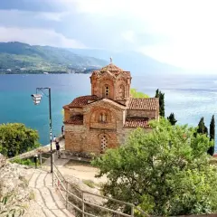 Kościół na klifie nad jeziorem Ochrydzkim, Macedonia. Widok na błękitne morze i góry.
