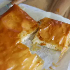 Złocisty, chrupiący burek w Turcji, z delikatnym, serowym nadzieniem. Idealny na śniadanie.