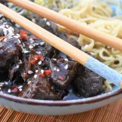 Pyszne żeberka po seczuańsku w sosie z sezamem i chili, podane z makaronem. Idealny przepis na obiad.