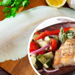 Sezon na ryby bałtyckie: świeży filet z dorsza i grillowana ryba z sałatką z pomidorów i ogórków.