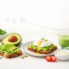 Pyszne awokado na śniadanie: tosty z awokado i jajkiem w koszulce, smoothie, świeży szpinak i ser feta. Idealny start dnia!