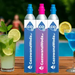 Orzeźwiające drinki i wódka z wodą gazowaną na drewnianym blacie przy basenie.