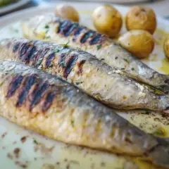 Trzy grillowane sardynki z ziemniaczkami. Czy lin ma dużo ości? Te ryby są pyszne i łatwe do jedzenia.