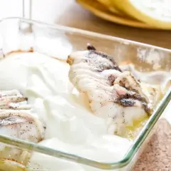 Pieczony miętus w sosie śmietanowym. Delikatne mięso ryby rozpływa się w ustach, a sos podkreśla jego smak.