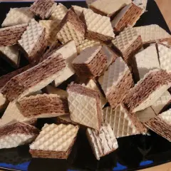 Kruche wafle przełożone kremem kakaowym, gotowe do podania. Idealne do kawy, jak w prostym piszinger przepisie.