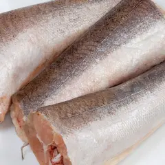 Trzy świeże kawałki morszczuka, idealne na obiad. Morszczuk jaka to ryba? To smaczna ryba morska, ceniona za delikatne mięso.
