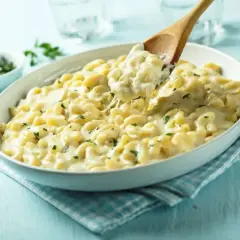 Pyszny przepis na mac and cheese z ciągnącym się serem i posiekaną natką pietruszki. Idealny na rodzinny obiad.