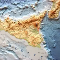 Morze między Włochami a Chorwacją, widok na Sycylię i Kalabrię. Widać wulkan Etna.