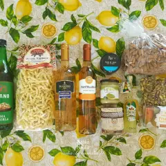 Co można przywieźć z Włoch samolotem? Pyszne sycylijskie specjały: pastę, krem migdałowy, pistacjowy, wina, oliwę, owoce marcepanowe i inne smakołyki.