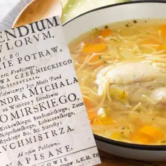 Najstarszy przepis na rosół z "Compendium Ferculorum" obok miski parującego, domowego rosołu z kurczakiem i warzywami.