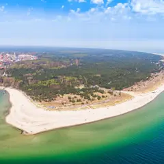 Półwysep Helski z miasteczkiem, plażą i lasem. To idealne miejsce, do jakich miast nad morzem można dojechać pociągiem.